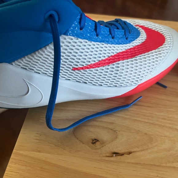 Basketball Shoes - Picture 5 of 6